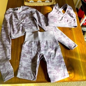 Beautiful gymshark purple camo set!